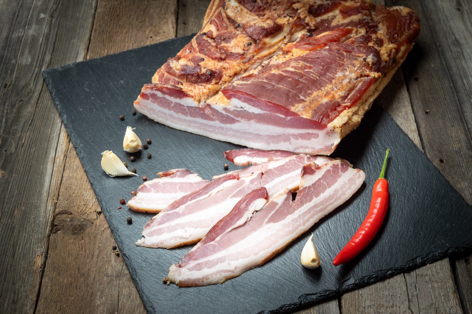 Piept de porc crud-afumat